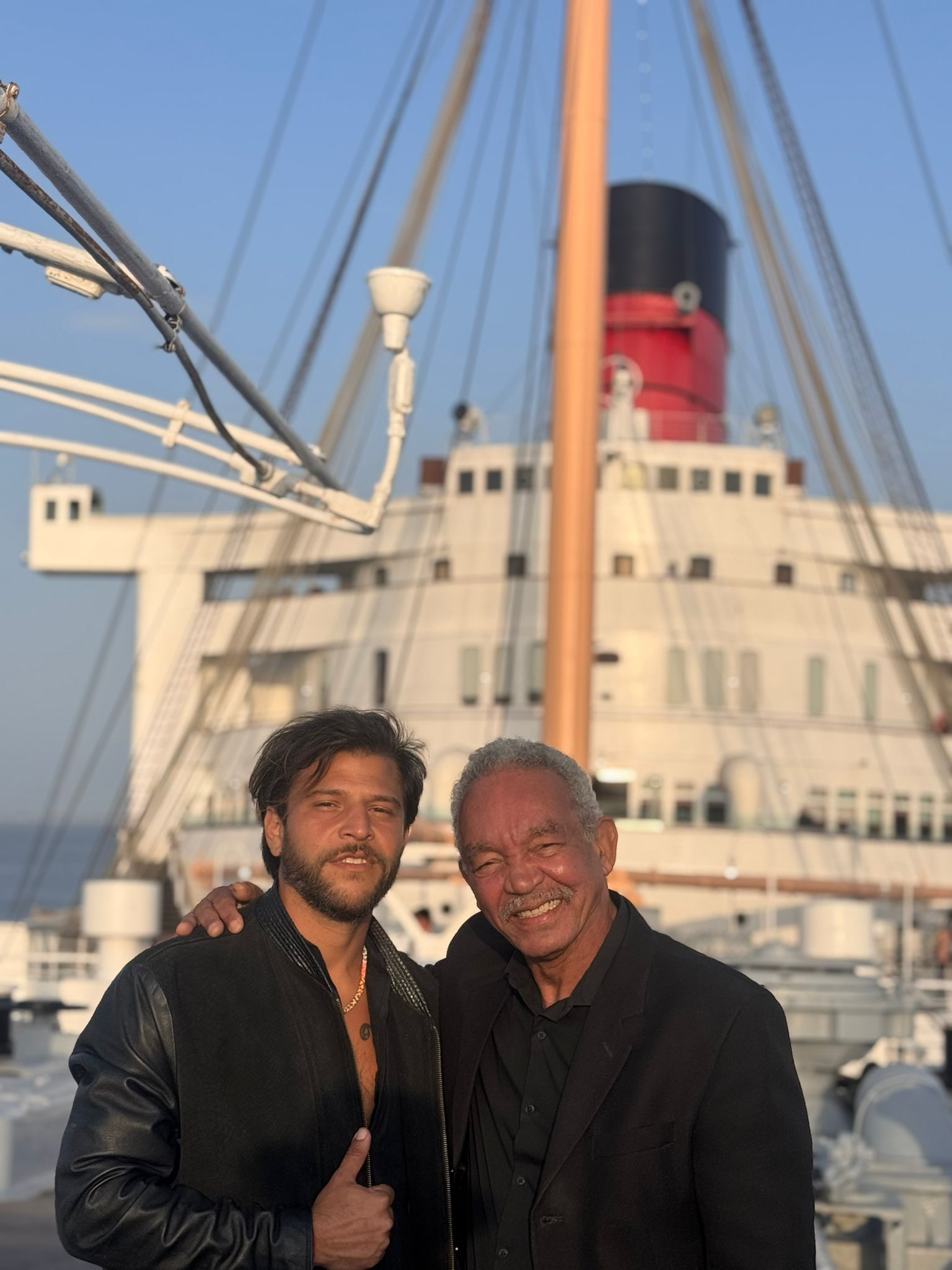 La banda junto al barco