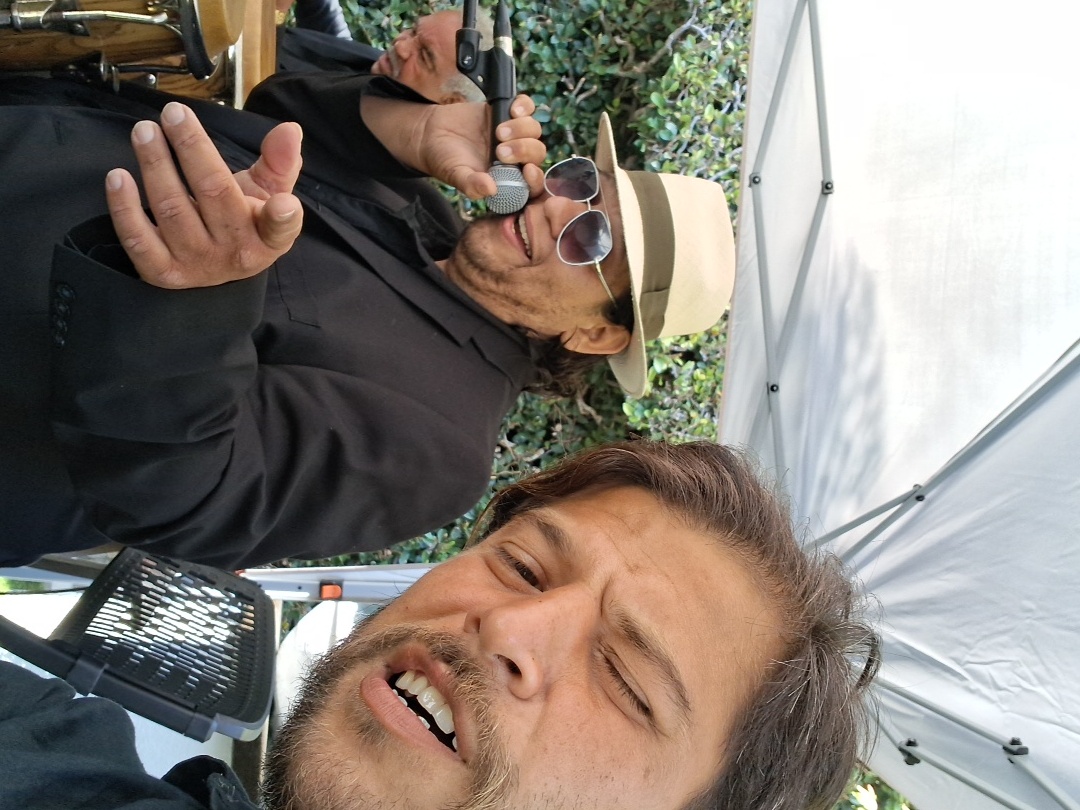 Luis cantando en vivo